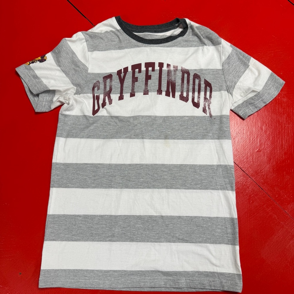 THE WIZARDING WORLD OF HARRY POTTY STRIPED Gryffindor SHOET SLEEVE TEE SHIRT